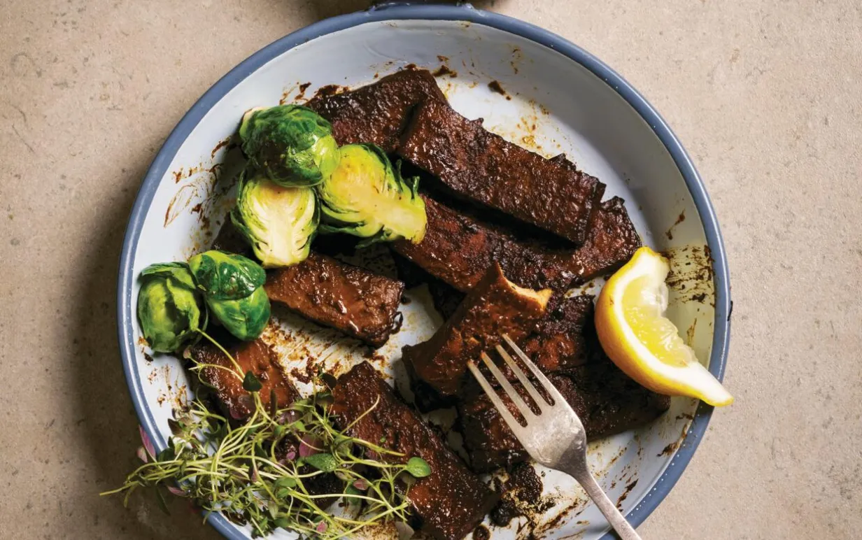 En tallrik med veganska revbensspjäll av tofu