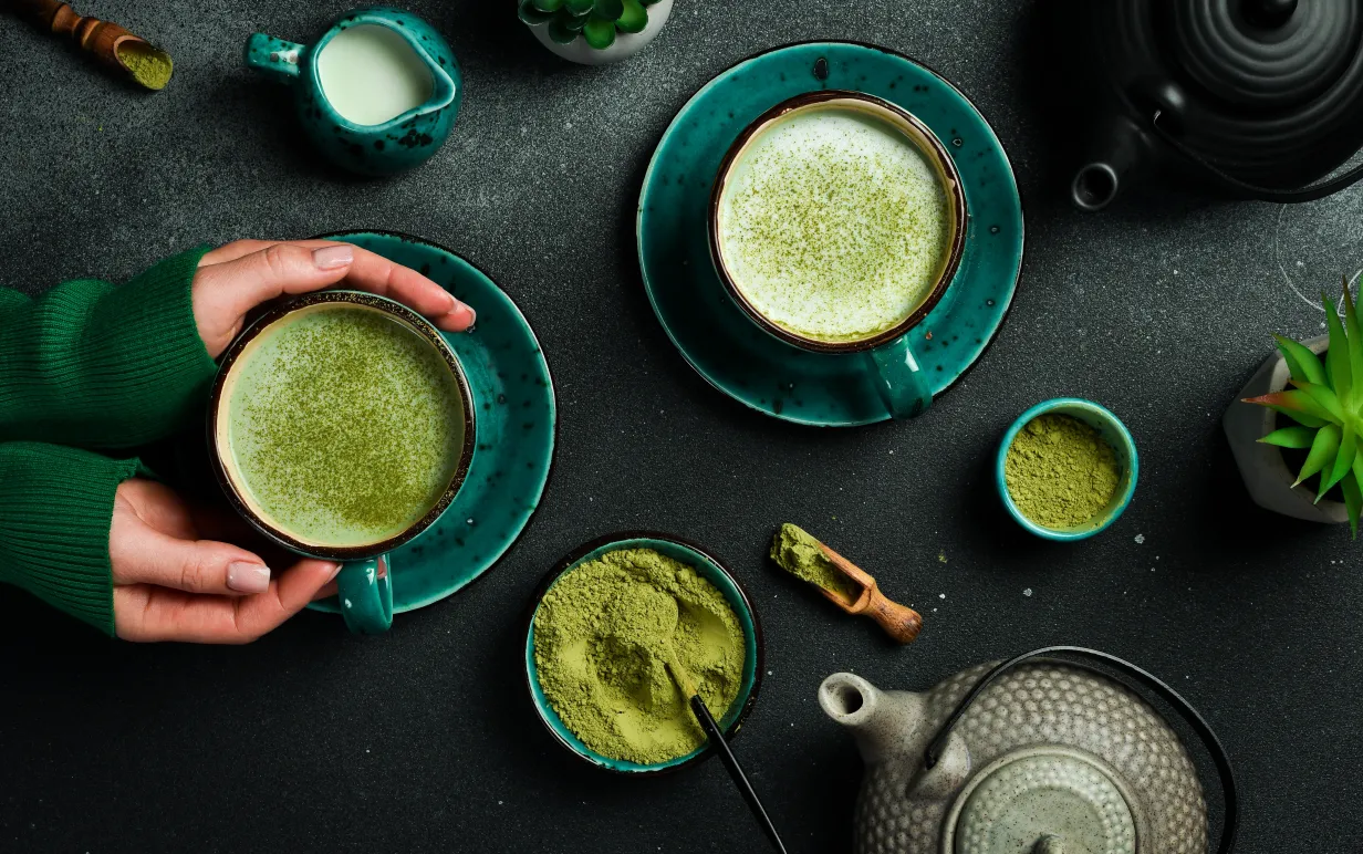 Matcha latte i två koppar, bild uppifrån