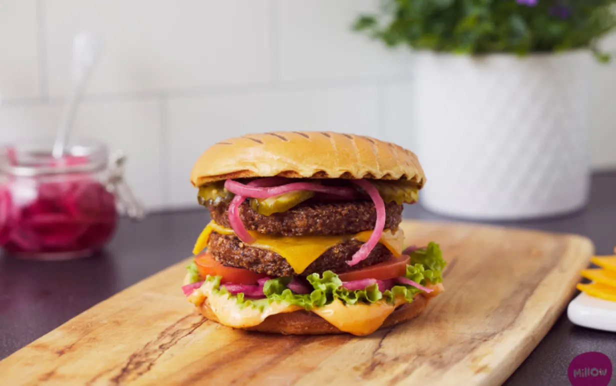 Växtbaserad burgare på en skärbräda