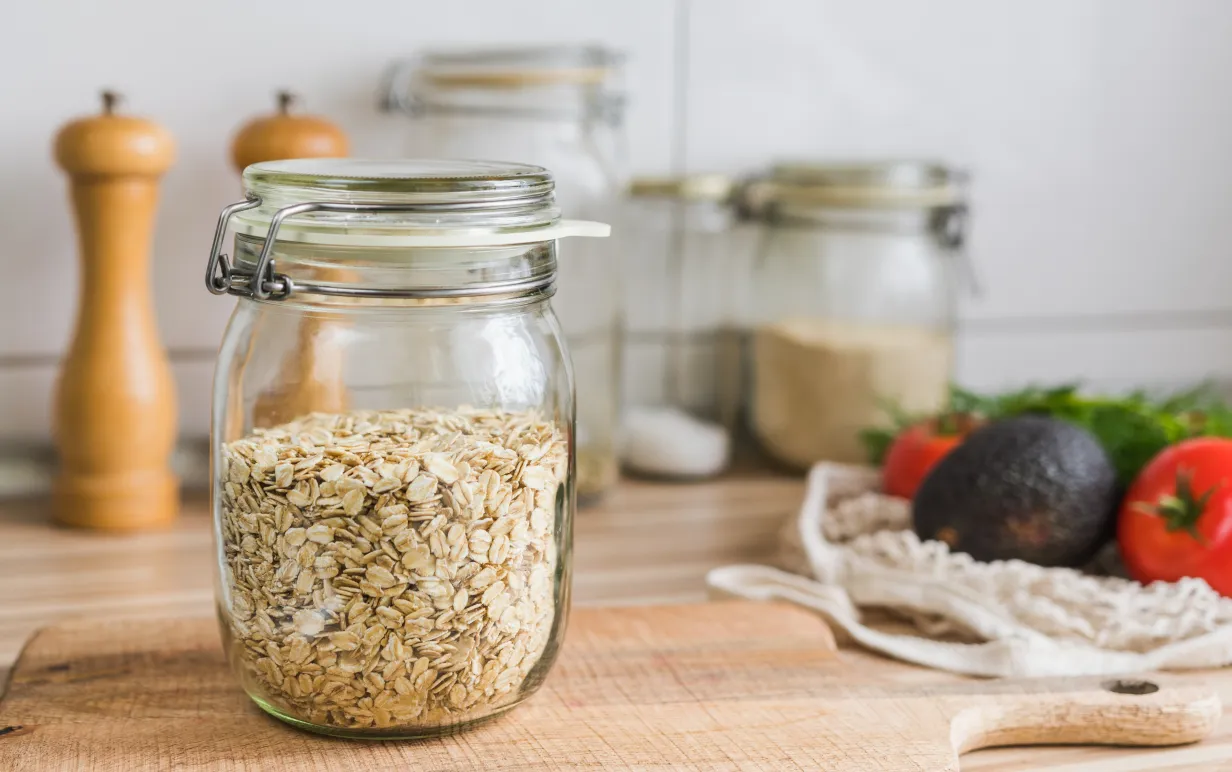 Havregryn i en burk på en köksbänk
