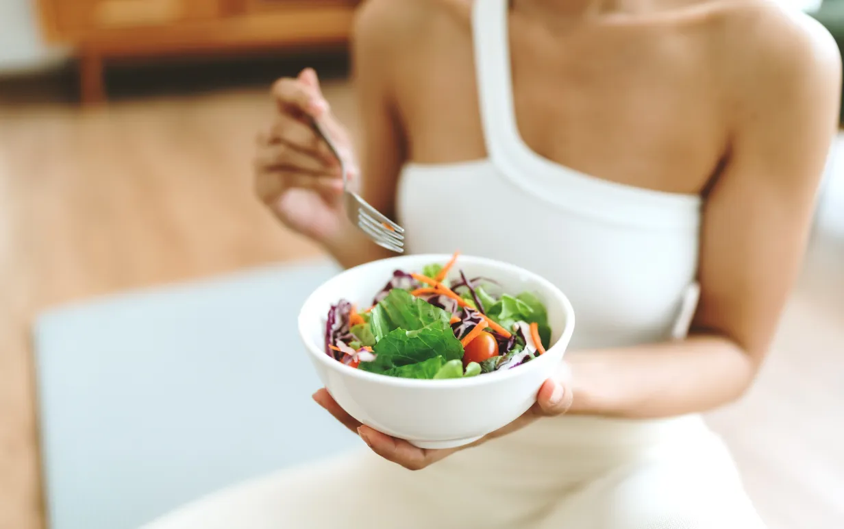 Kvinna som äter sallad