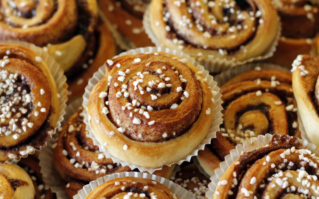 Bild på flera kanelbullar