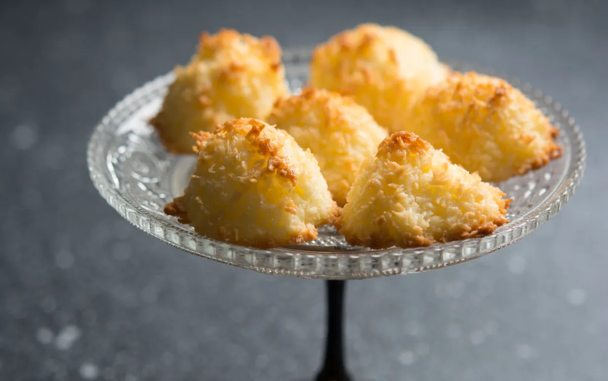 Kokostoppar på serveringsfat.