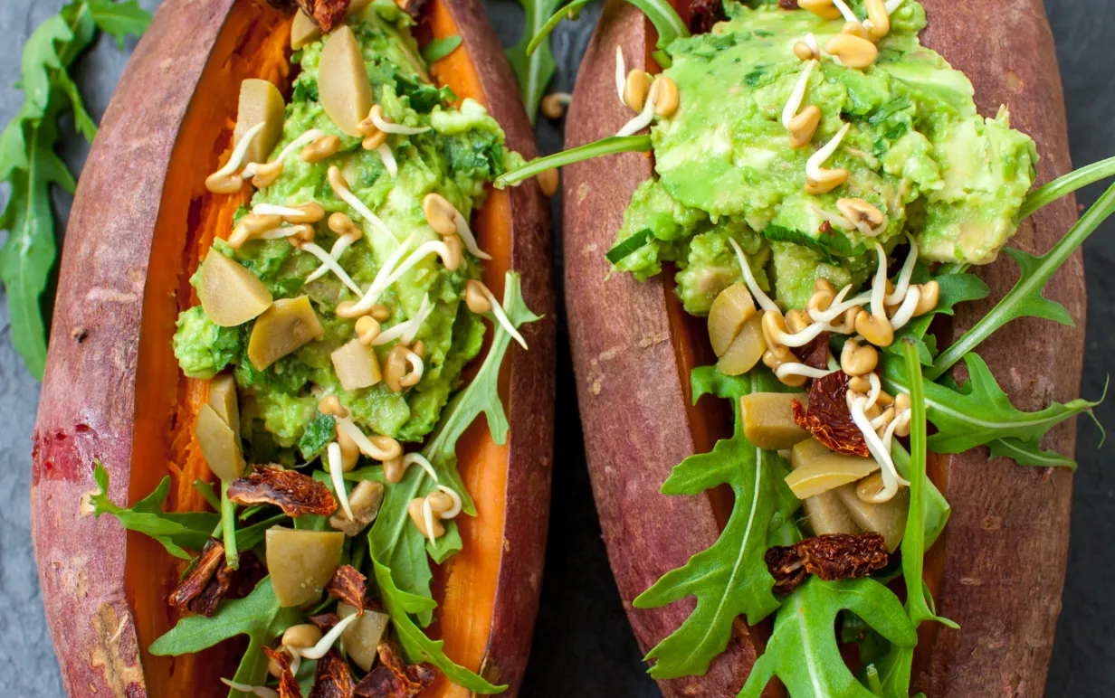 Bild på sötpotatis fylld med avokado röra