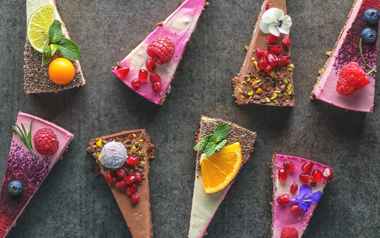 Bild på åtta bitar rawfood tårta i olika färger