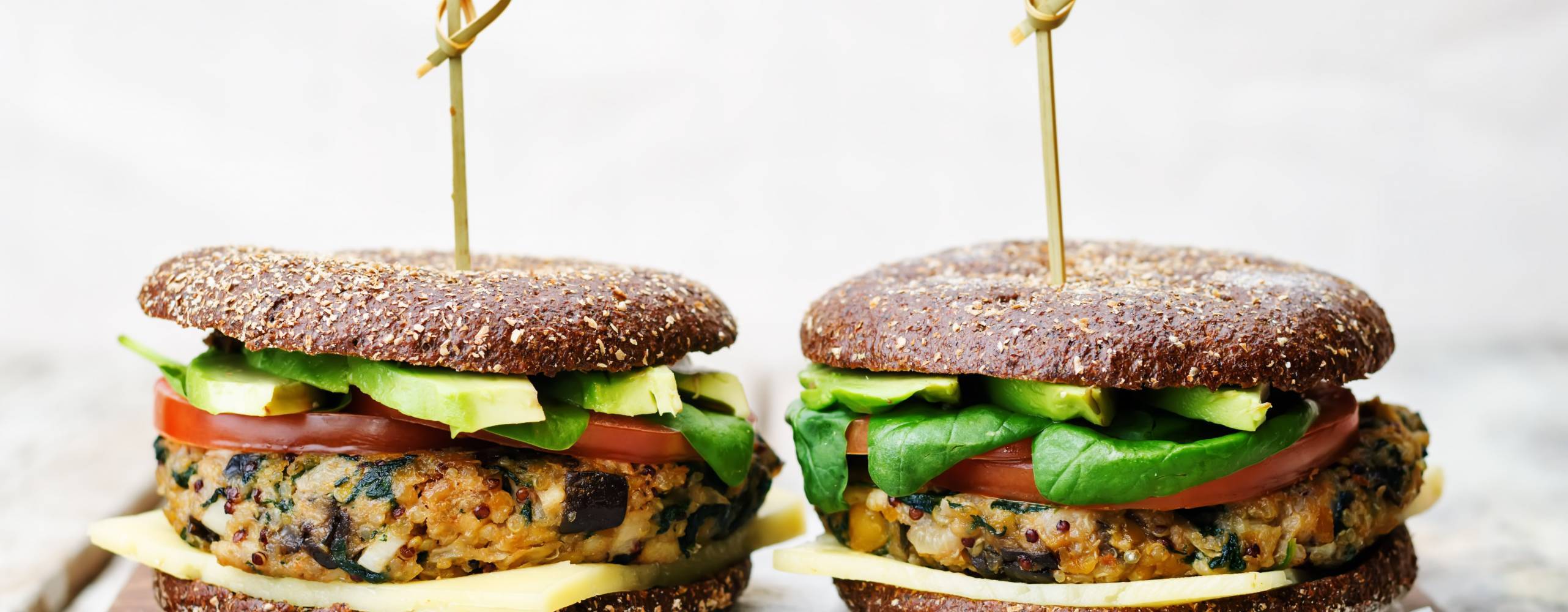 Bild på två veganska smörgåsar