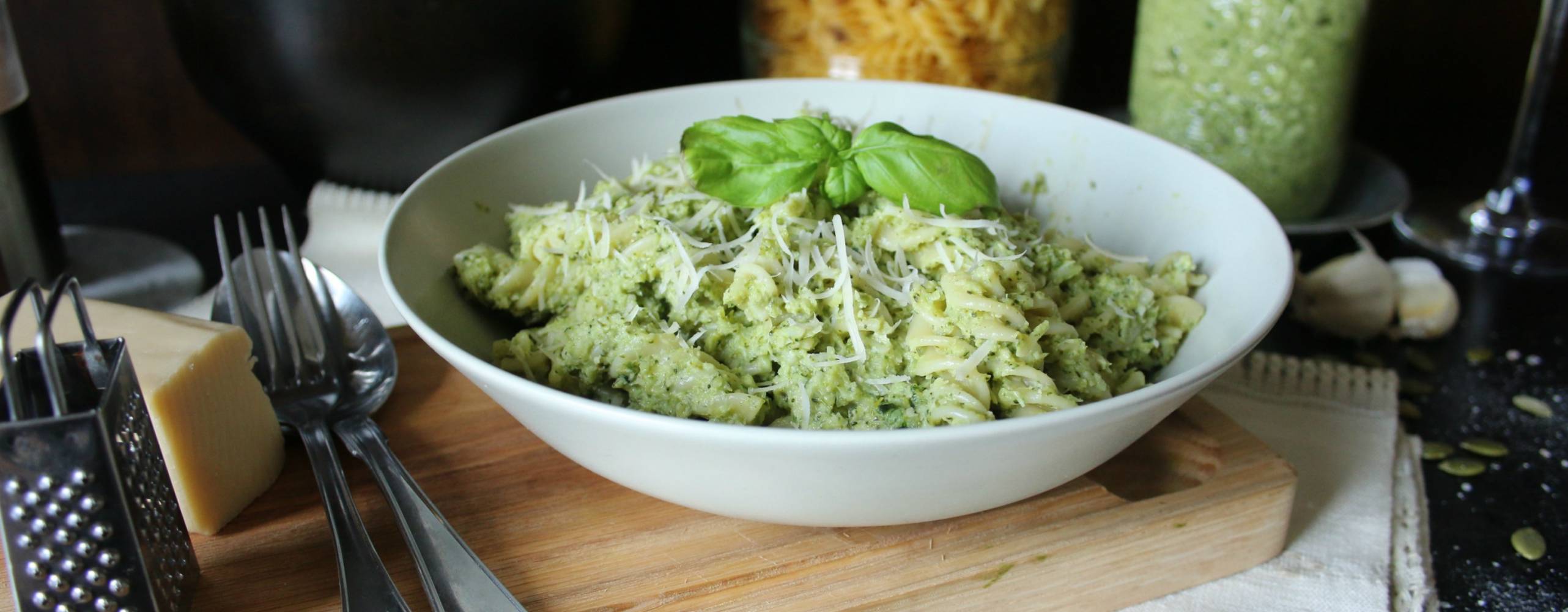 Broccolipesto med pasta Broccolipesto med pasta i en vit tallrik på en skärbräda