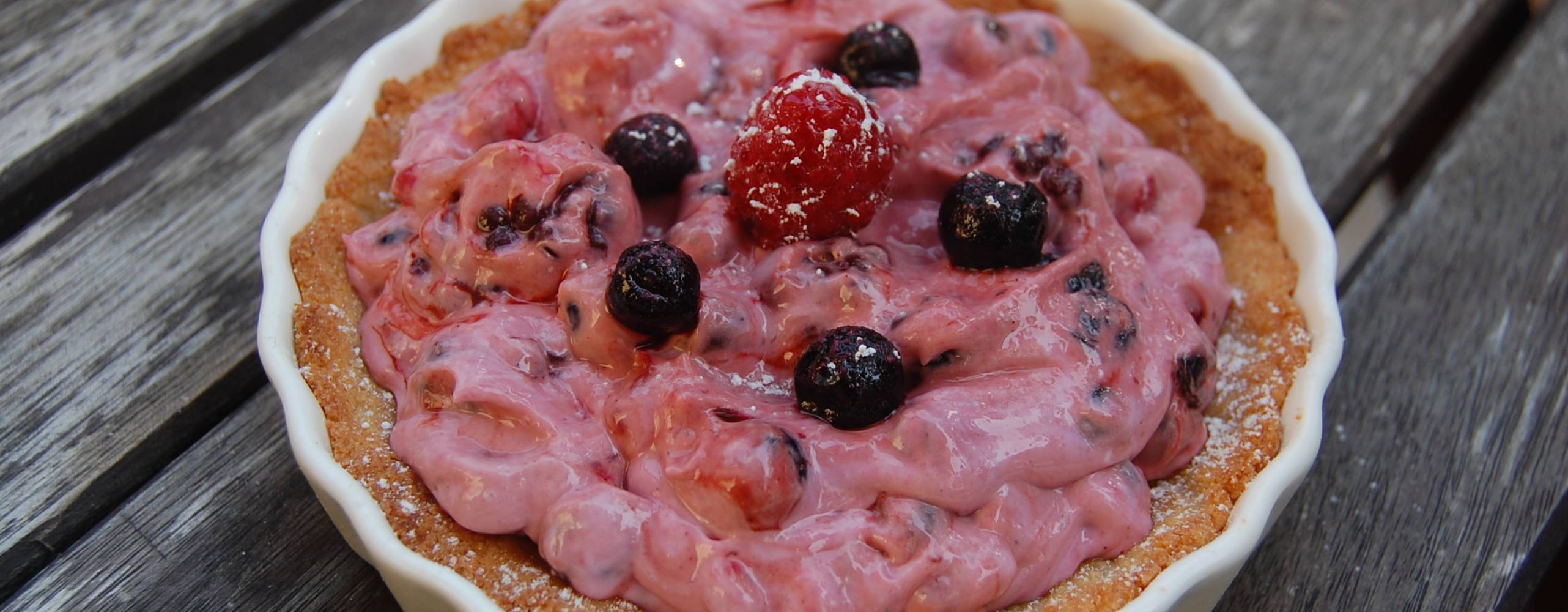 Bärpaj i en vit form på ett träbord.