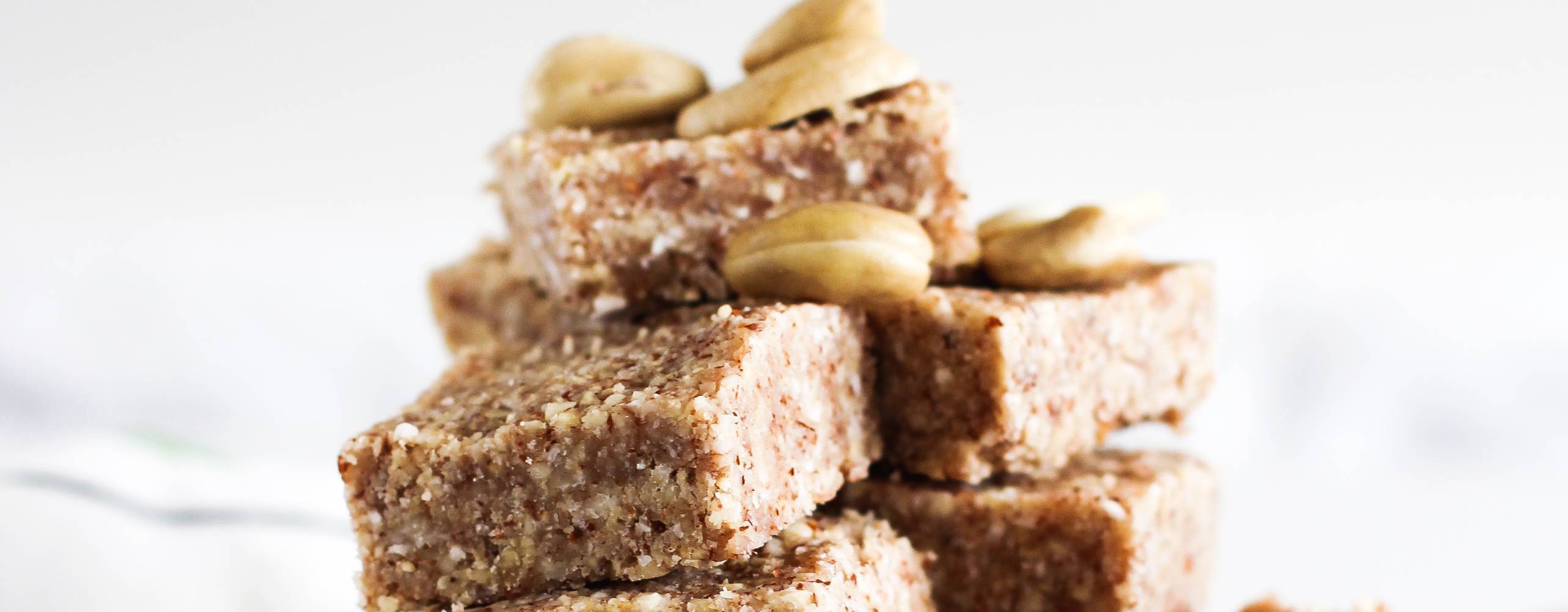 Glutenfria bars dekorerade med cashewnötter.