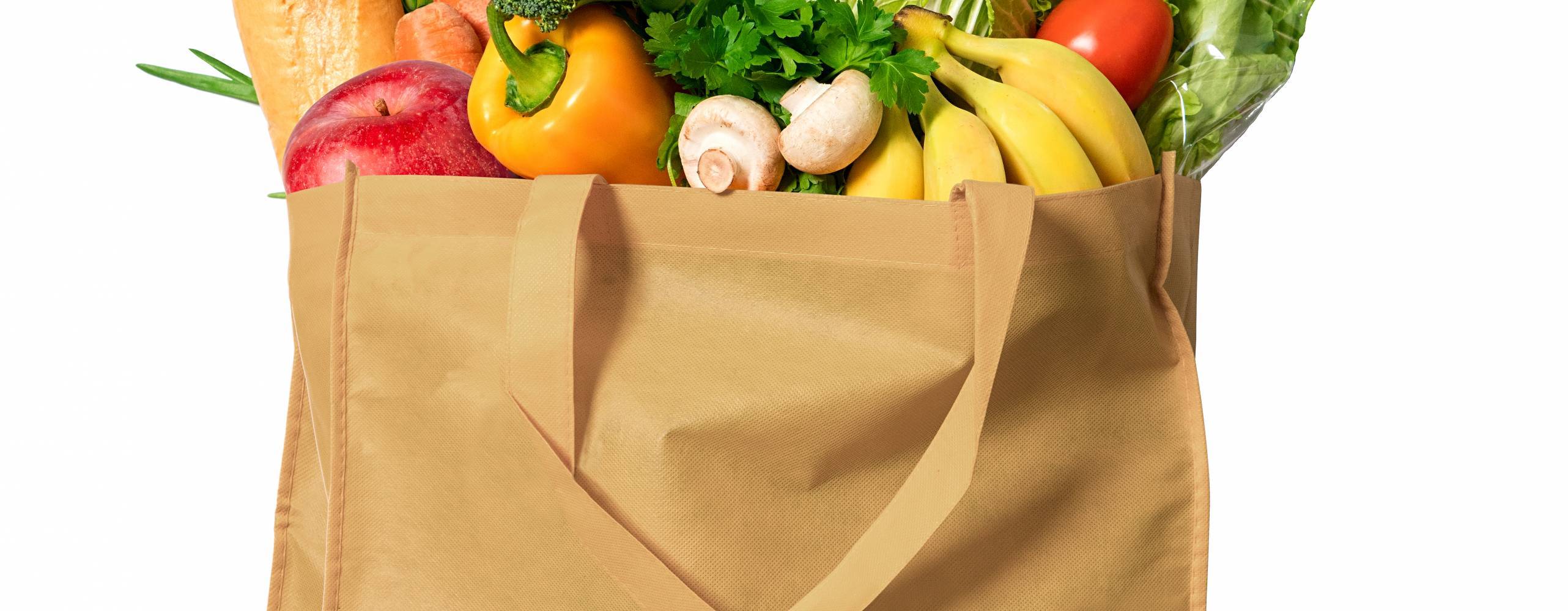 Foto: Shutterstock hacohob Bild på papperspåse fylld med grönsaker
