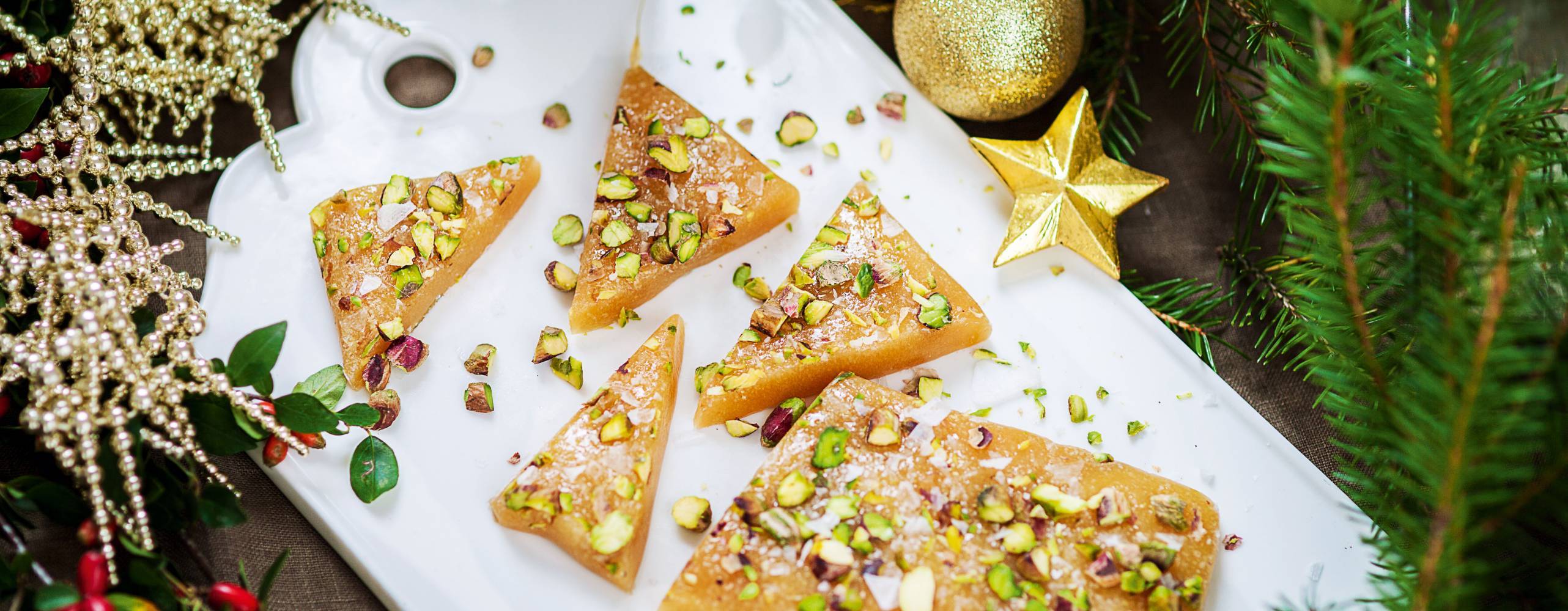 vegansk kola med pistagenötter och flingsalt serverad på vit bräda