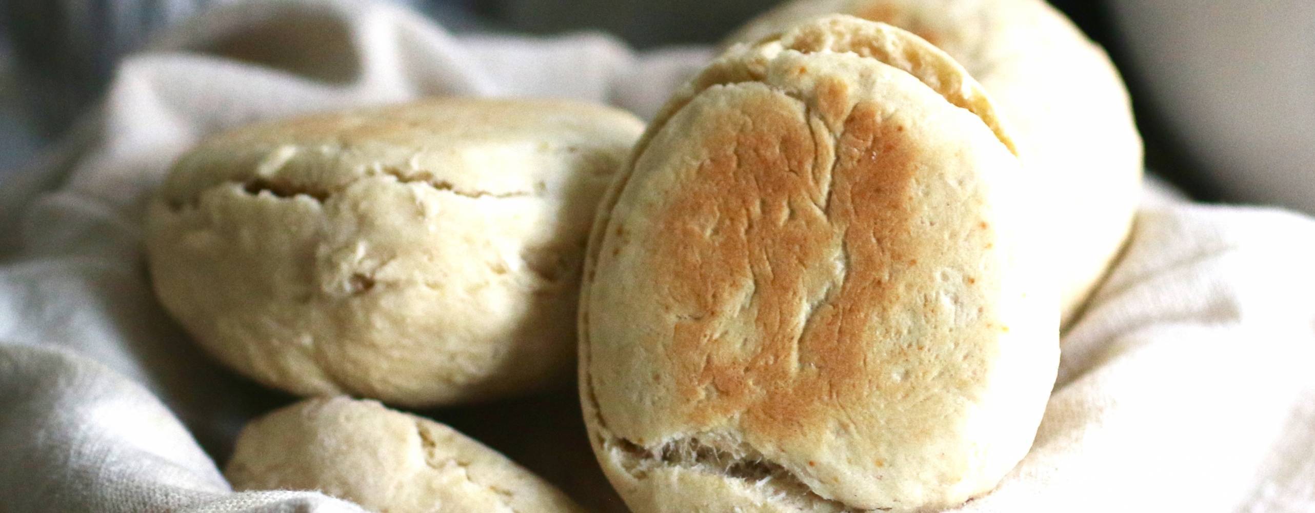 Snabba scones Scones i en korg, i bakgrunden syns en kopp kaffe.