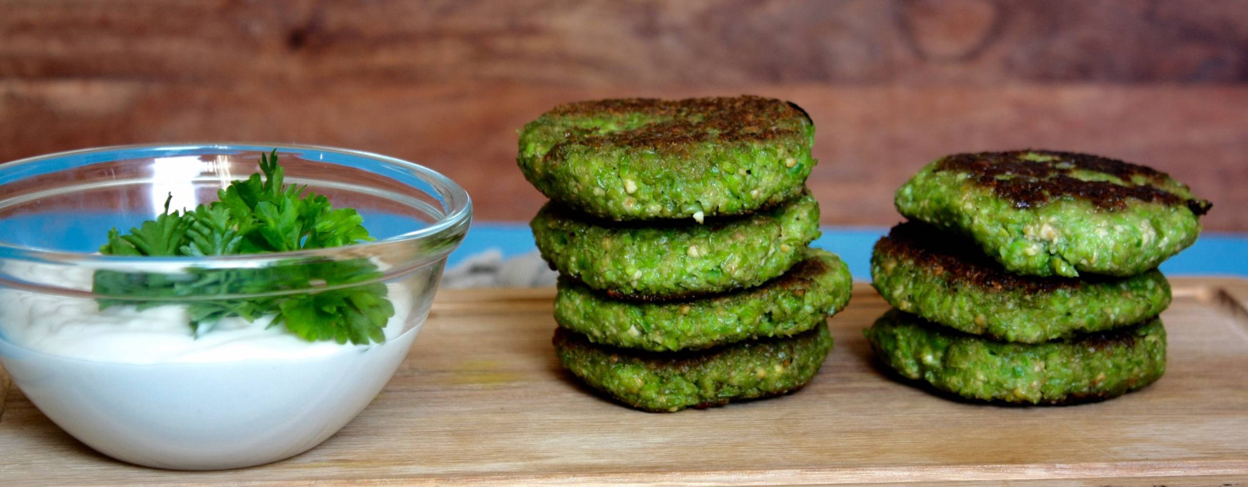 Edamamebiffar på en skärbräda, bredvid står en skål med vit sås