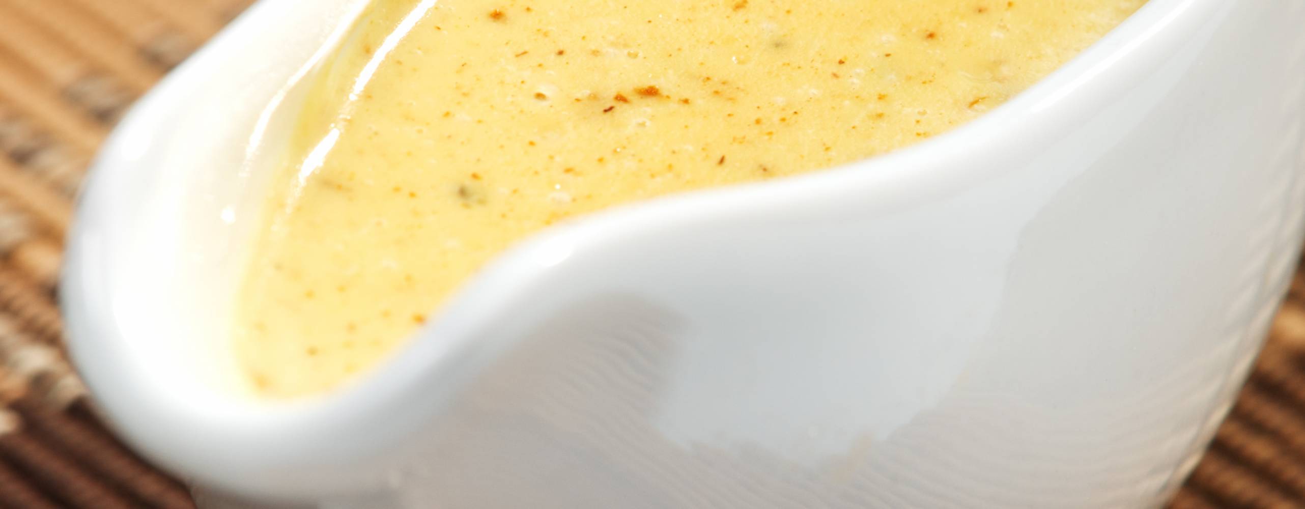 Bild på såskanna med gul currysås