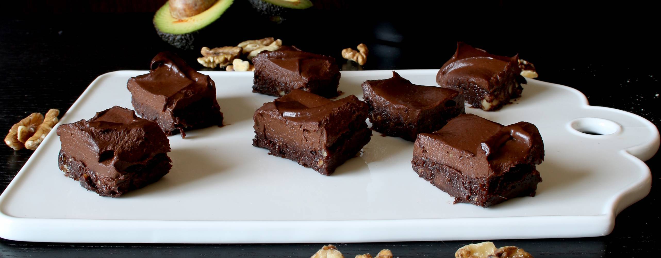 Raw brownie Raw brownie i bitar på en vit skärbräda.