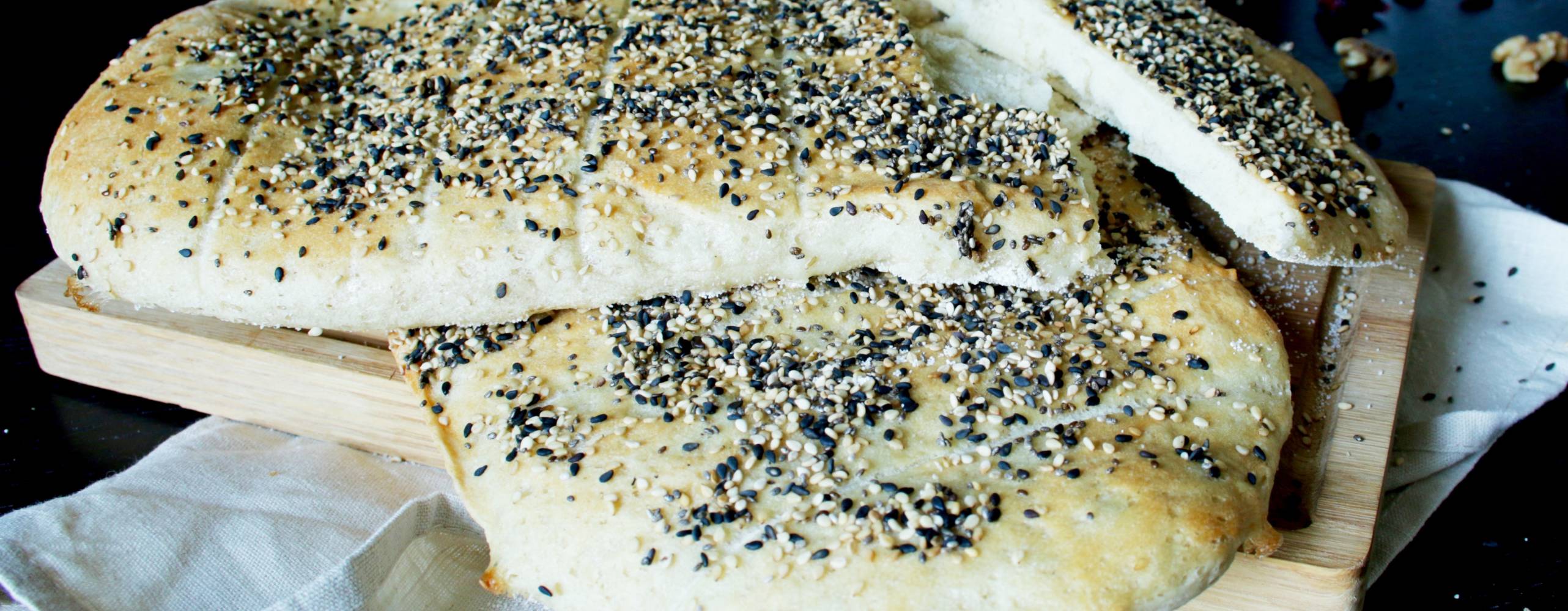 Barbaribröd på en skärbräda.