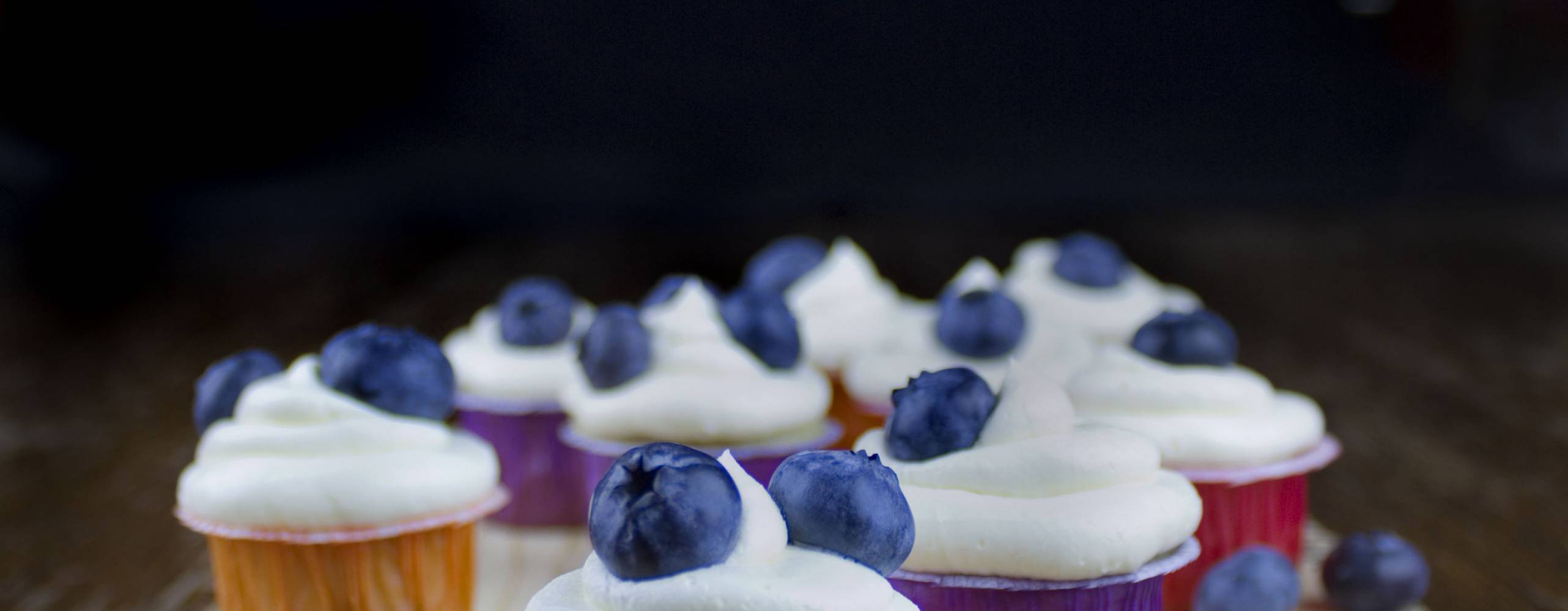 Sommarbakelser på en skärbräda, dekorerade med blåbär.