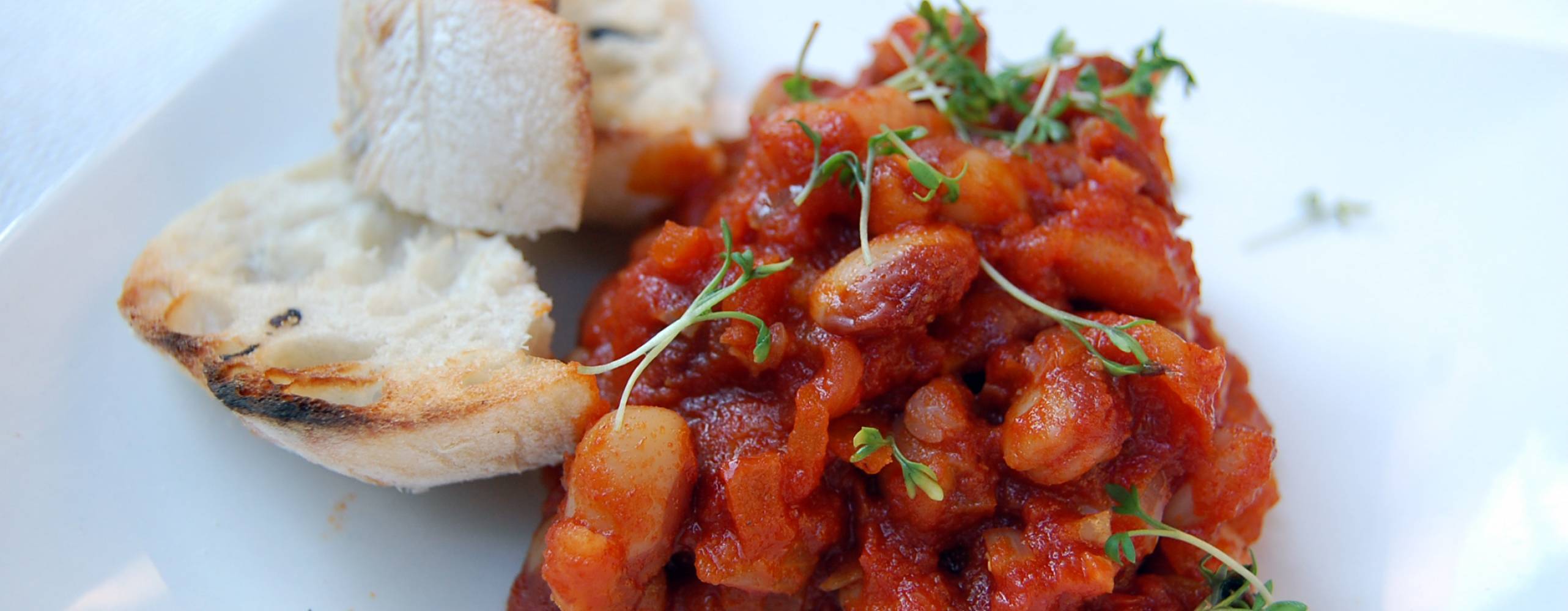 Smokey beans Smokey beans med bröd på en vit tallrik