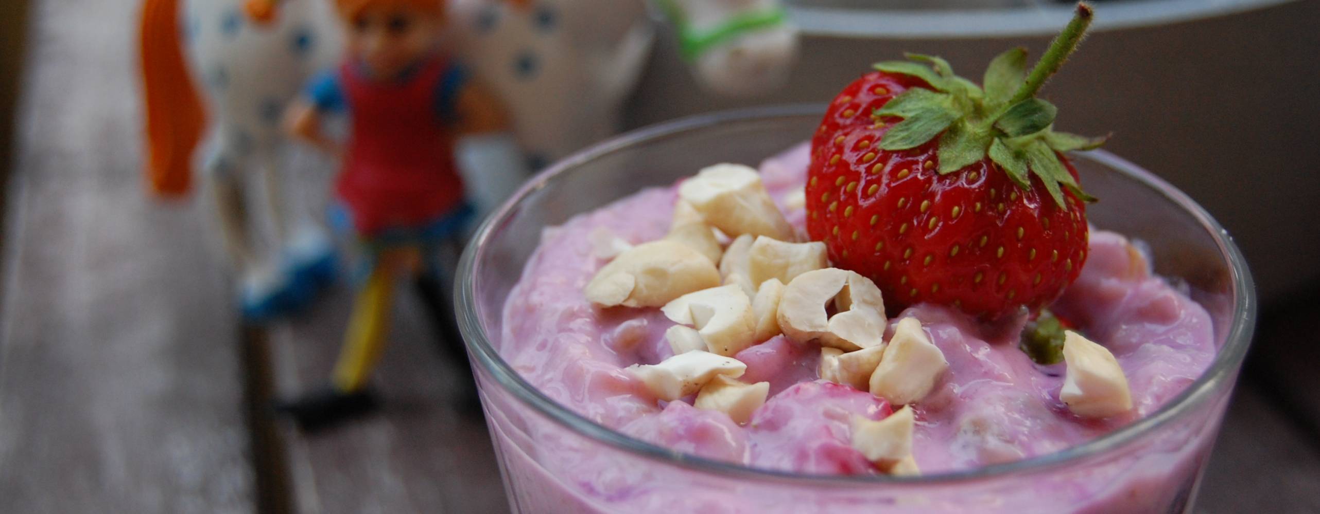 Vegansk melliskompott Vegansk melliskompott med nötter och jordgubb på ett bord
