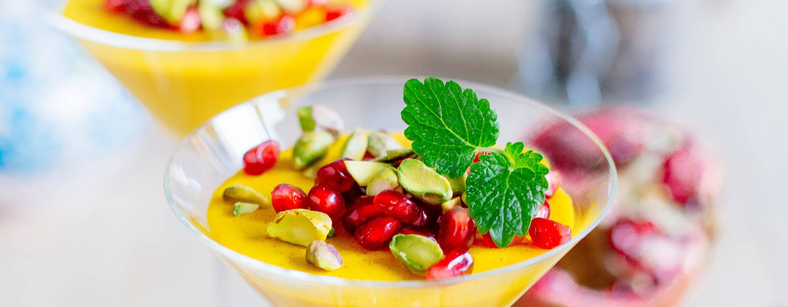 Pannacotta med saffran, toppad med granatäpple, pistagenötter och mynta