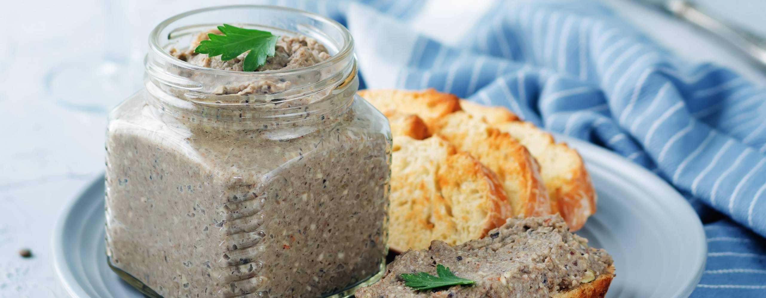 Linspastej i burk och på macka på ett vitt fat.