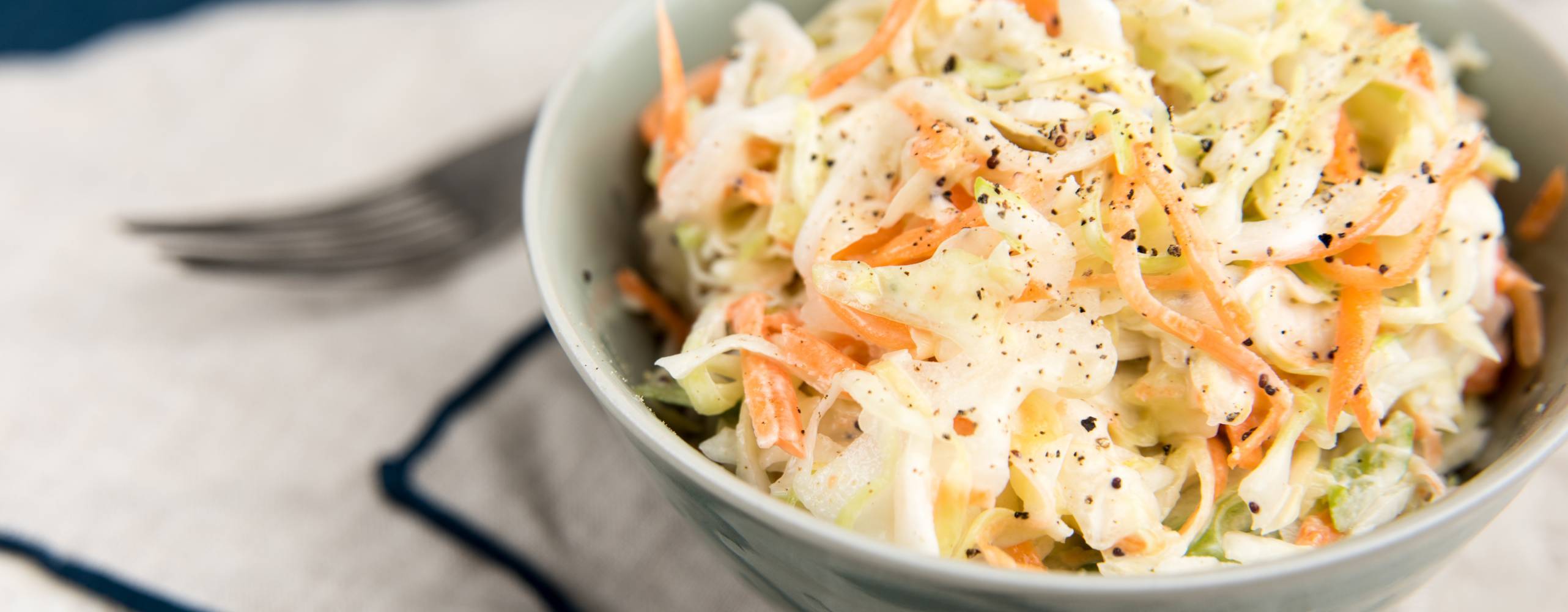 Cole slaw Cole slaw i en vit skål.