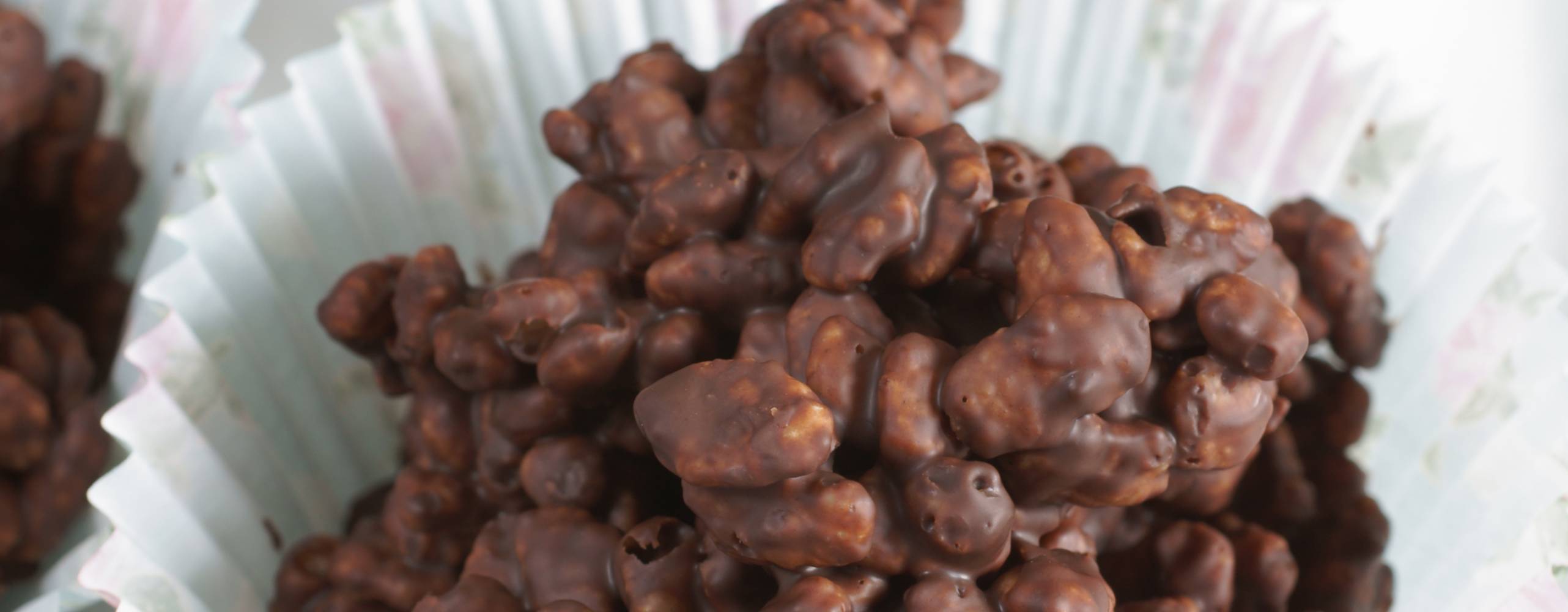 rispuffstoppar med choklad i en muffinsform