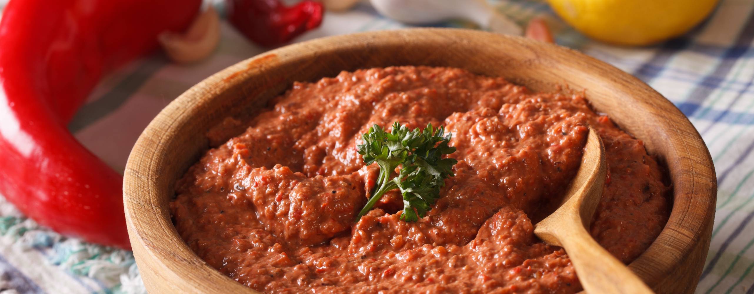 en röd röra i träskål