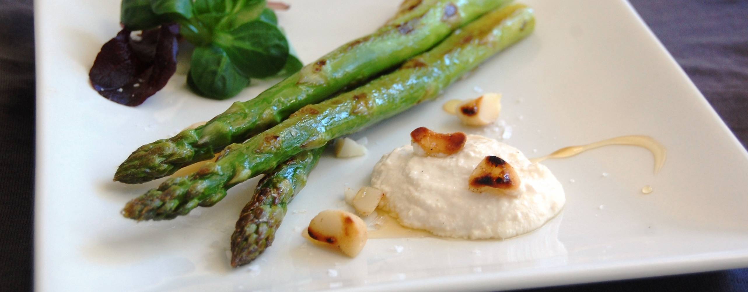 Fräst sparris med vegansk ädelostkräm Fräst sparris med vegansk ädelostkräm på en vit tallrik.