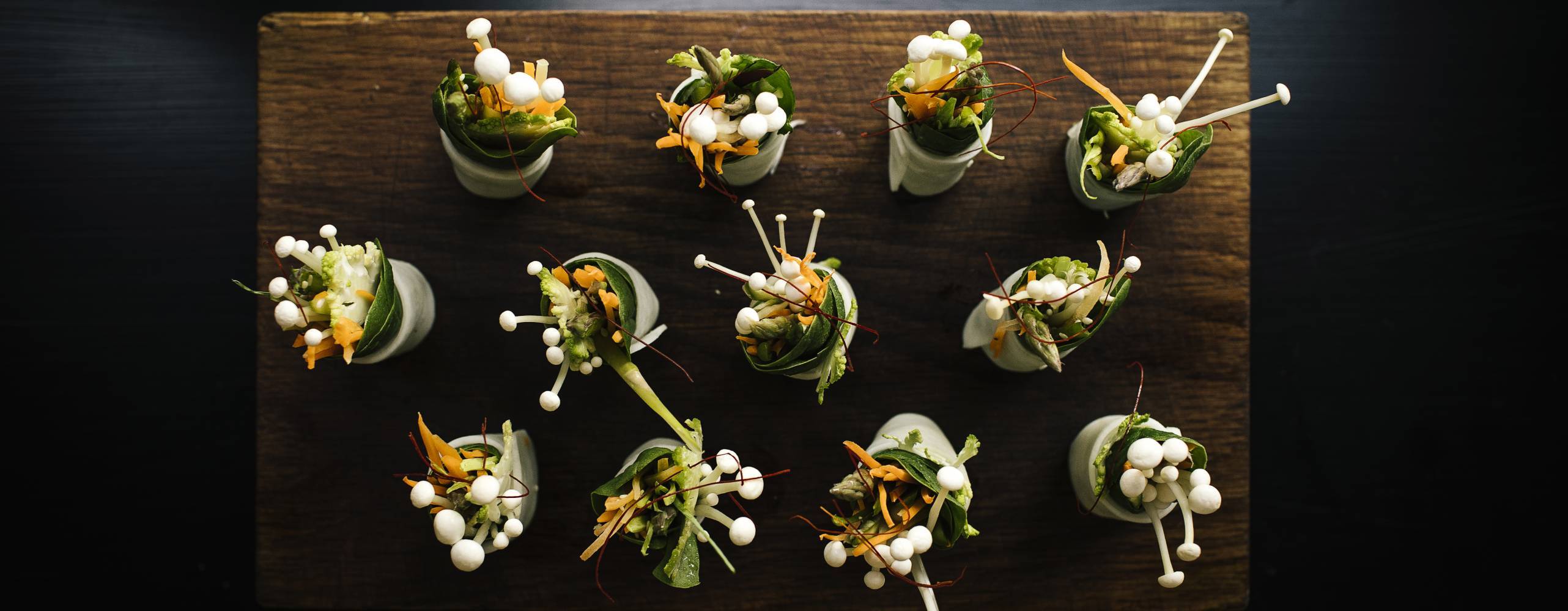 En träskiva med vegansk mat från Yasuragi spa.