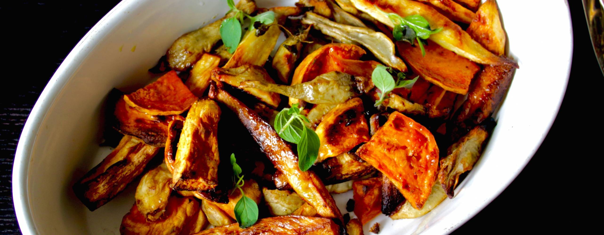 ugnsrostade grönsaker i en vit oval form