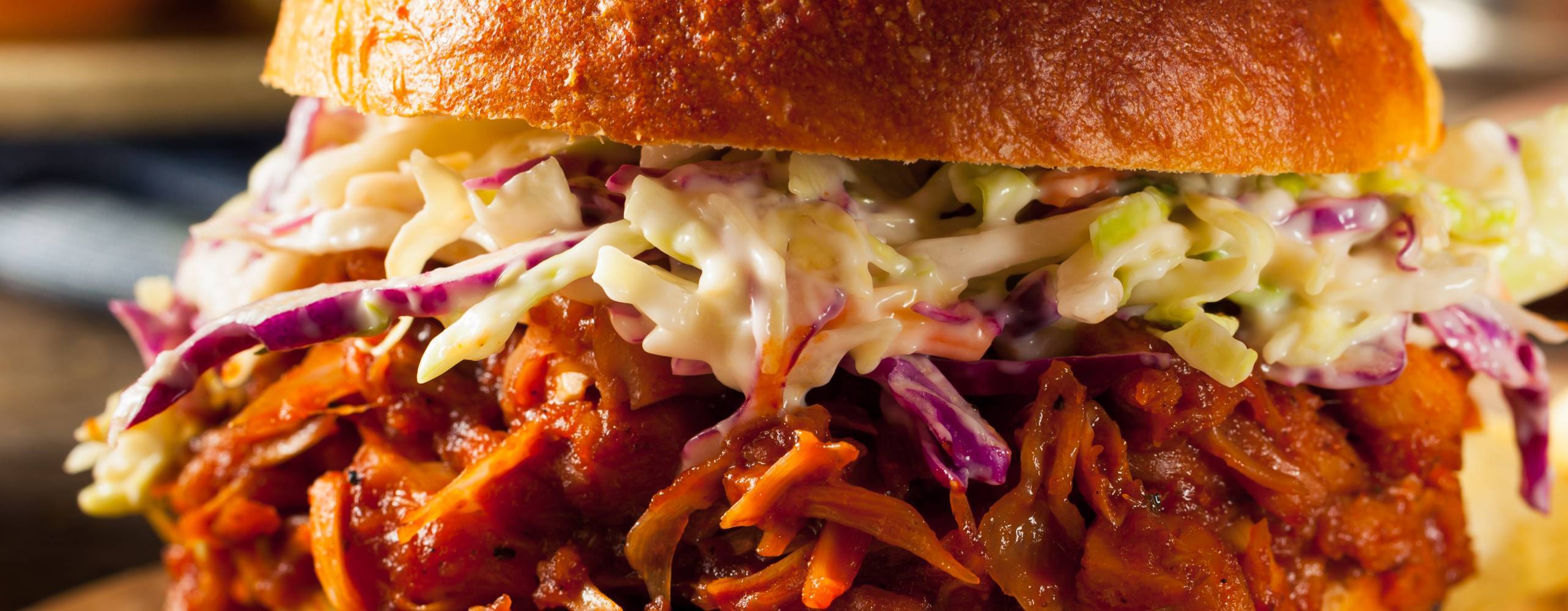 Bild på burgare med pulled vego och coleslaw