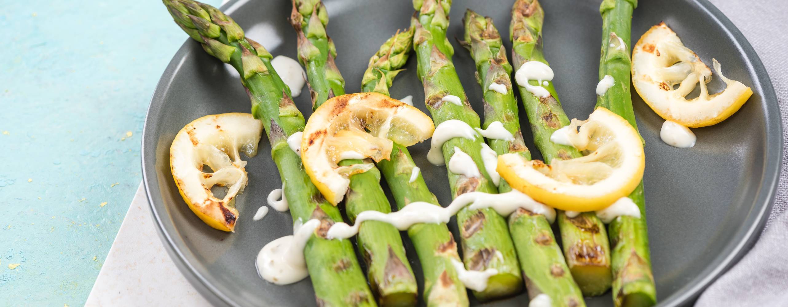Grilled asparagus with lemon and dip Av marcin jucha Thumbnail