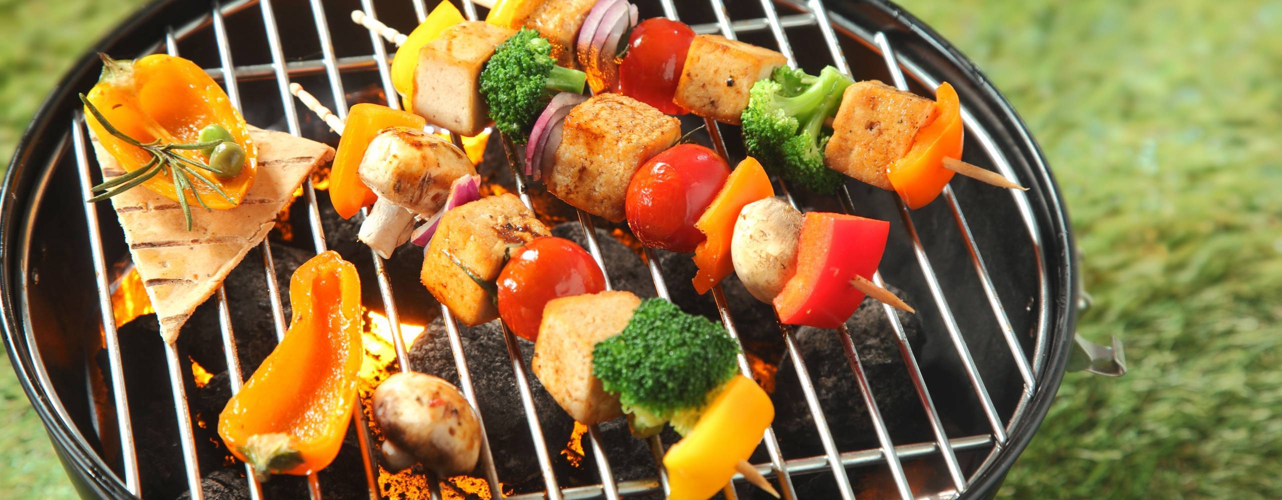 Bild på grönsaksspett och tofu på en grill