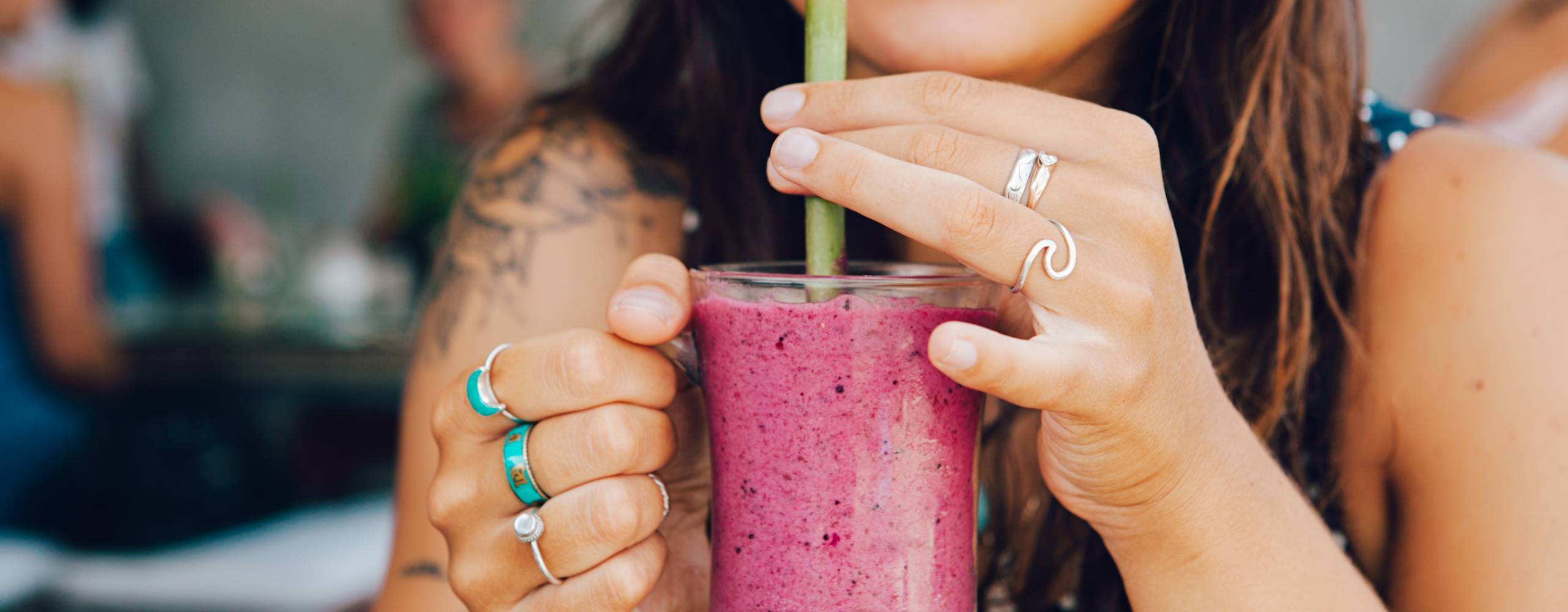 Bild på person som dricker smoothie