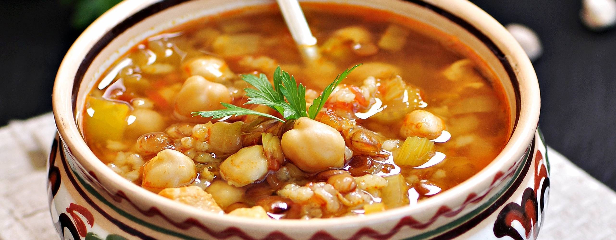 Harirasoppa i traditionell marockansk skål