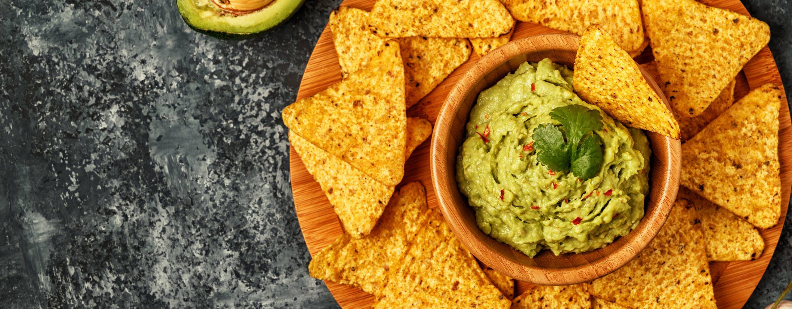 Shutterstock - Tatiana Bralnina Nachos i en tallrik med guacamole i mitten
