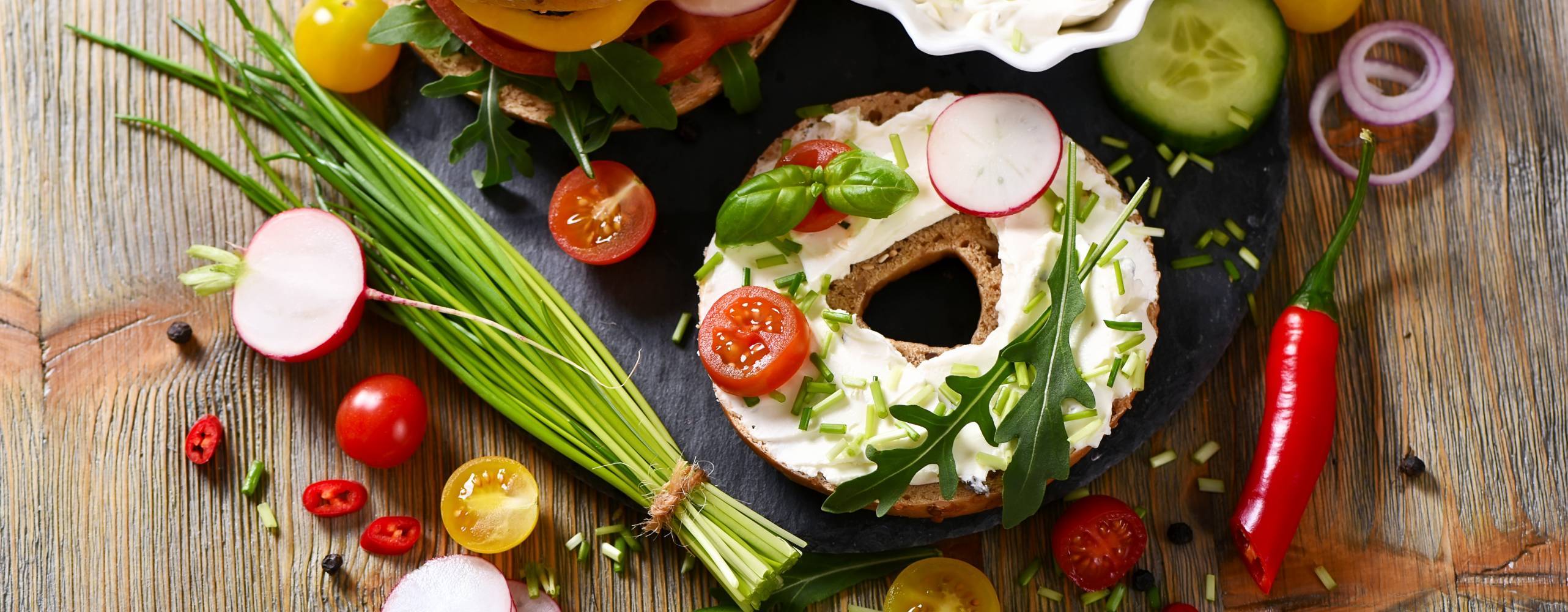 Shutterstock - saschanti17 Bagels med vegnask pålägg och grönsaker