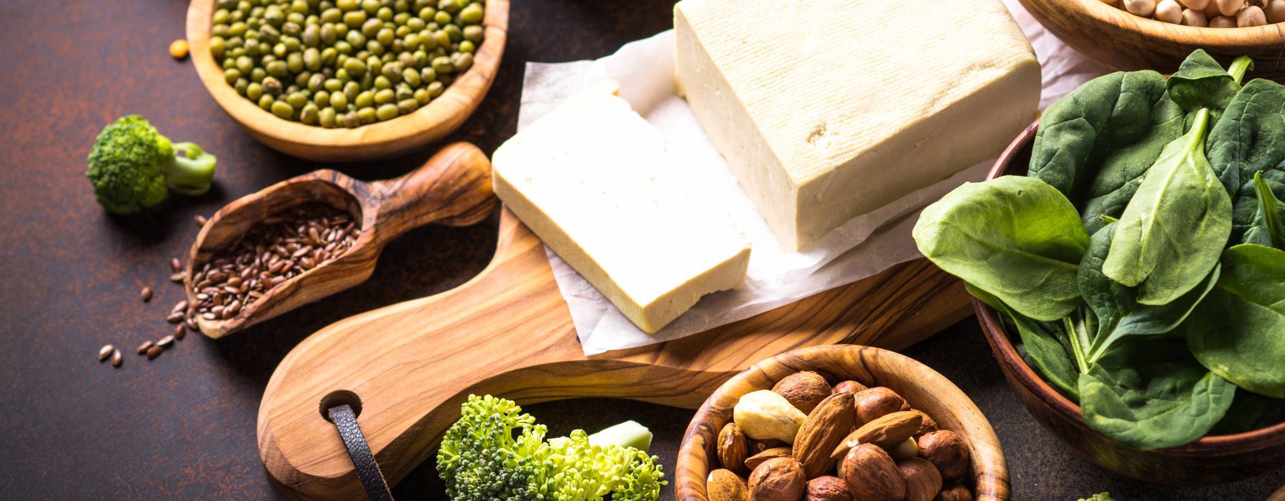 Bild på olika baljväxter och tofu