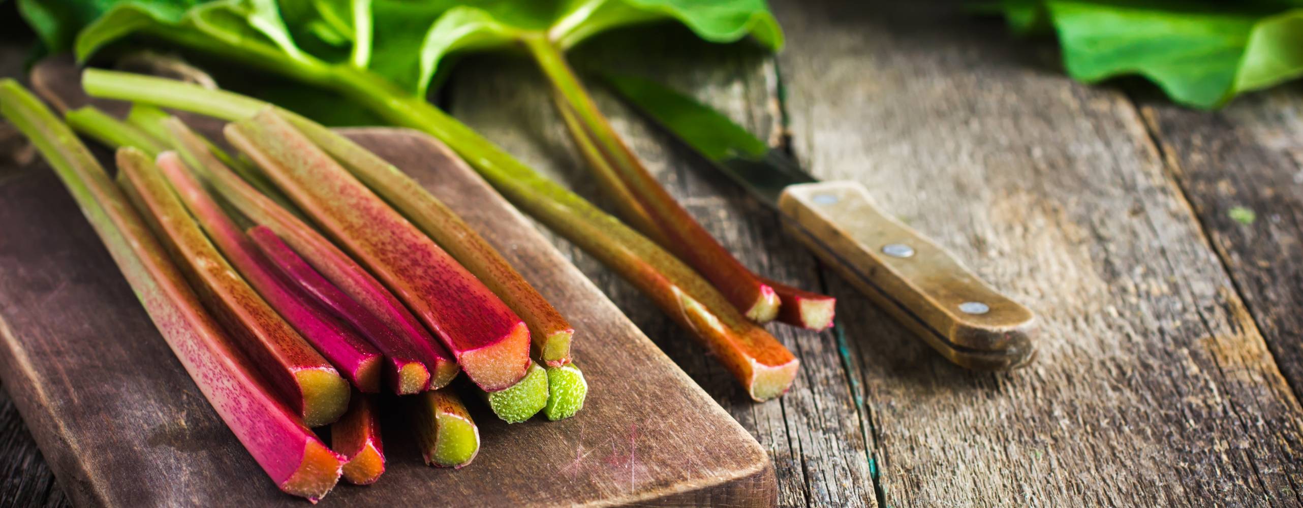 Rabarber på en träbräda