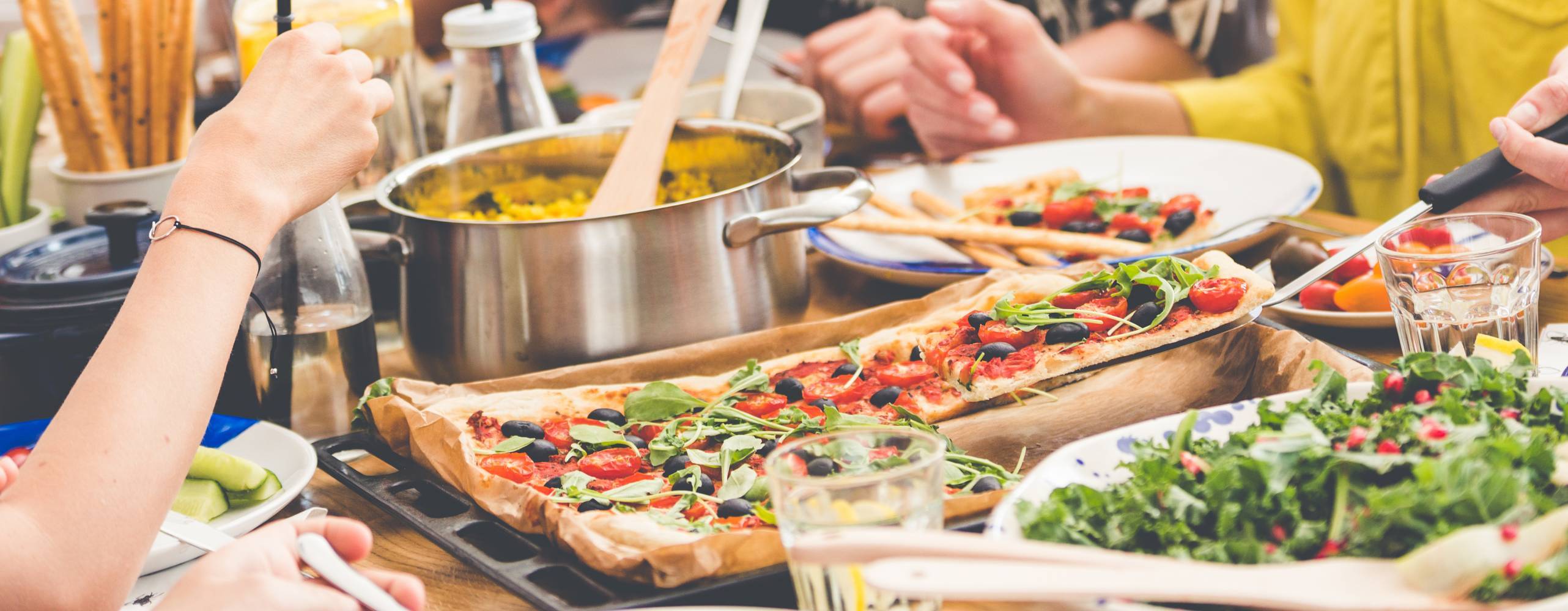 Bild på bord med olika typer av växtbaserad mat