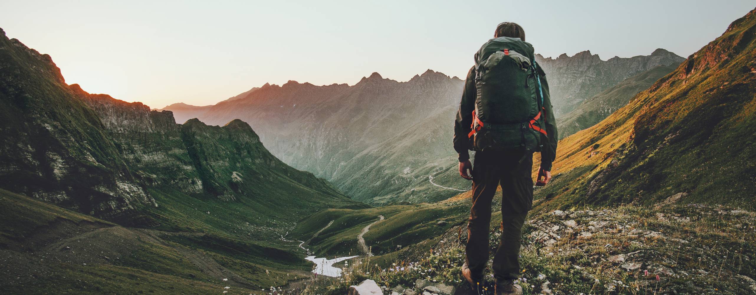 Person blickar över berg