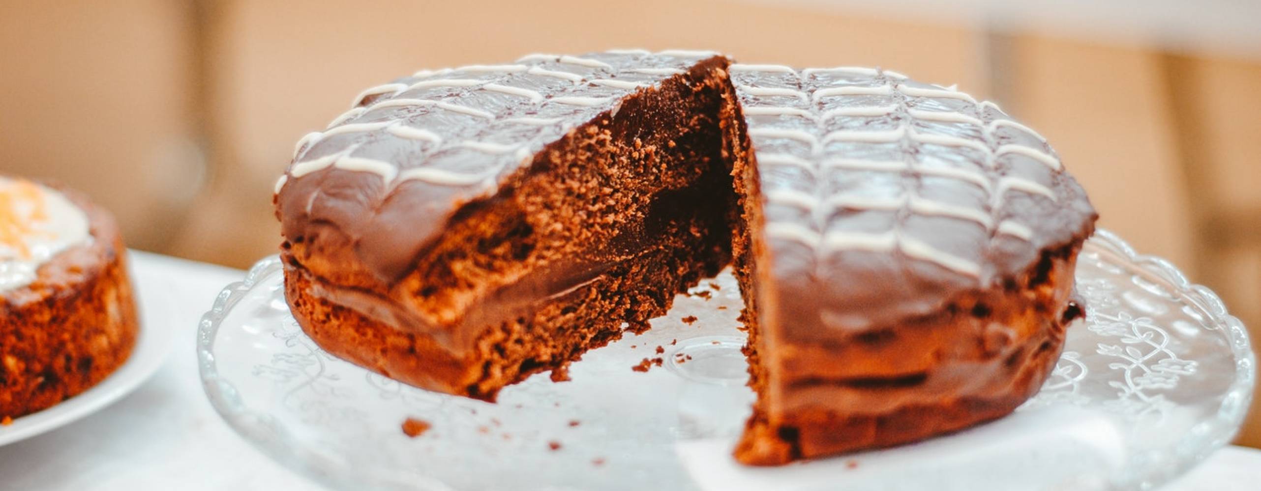 Chokladtårta på ett tårtfat av glas.