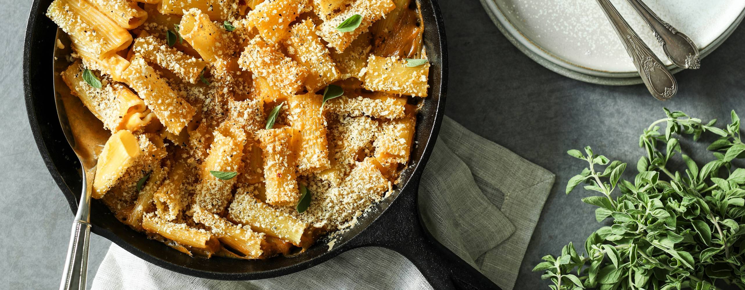 Shutterstock / Rawpixel.com Vegansk Mac and cheese i en panna på ett bord.