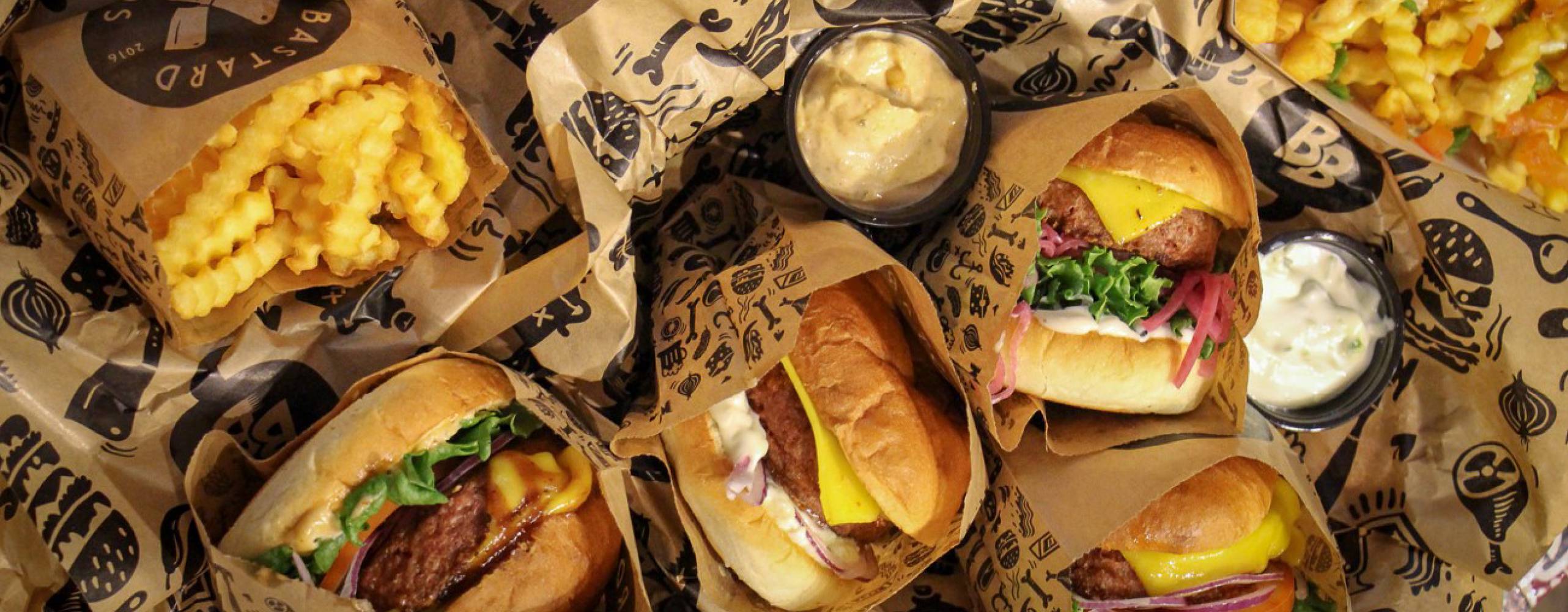 Foto: Jävligt gott Flera veganska burgare, dressing och pommes på ett bord