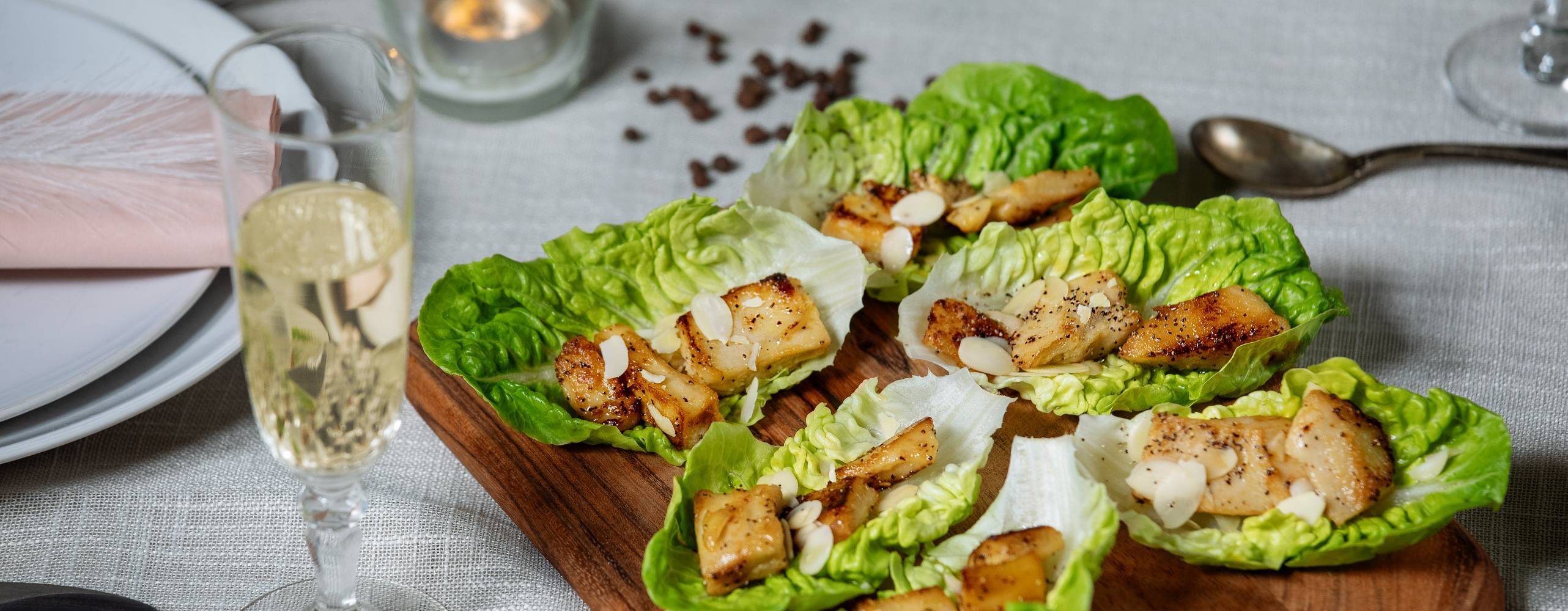 Kryddiga vegobitar på salladsblad ligger på en träbräda