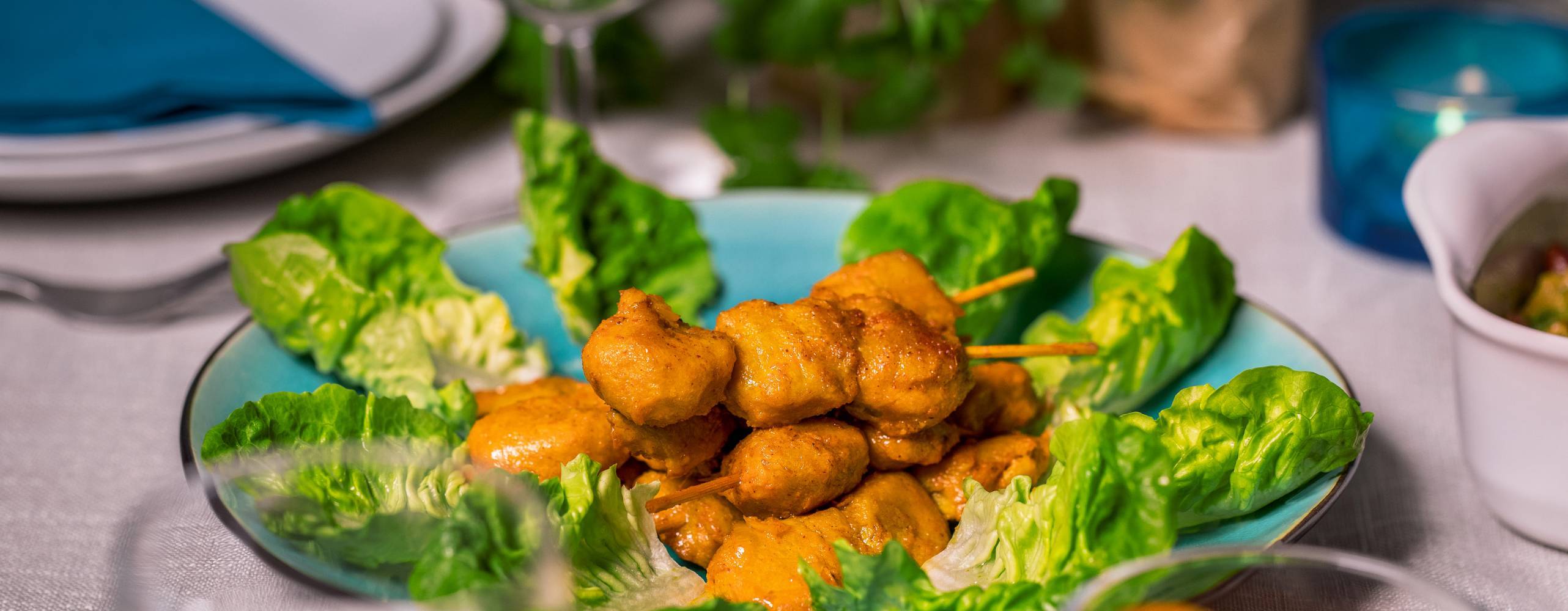 Tzayspett ligger på salladsblad på ett dukat bord