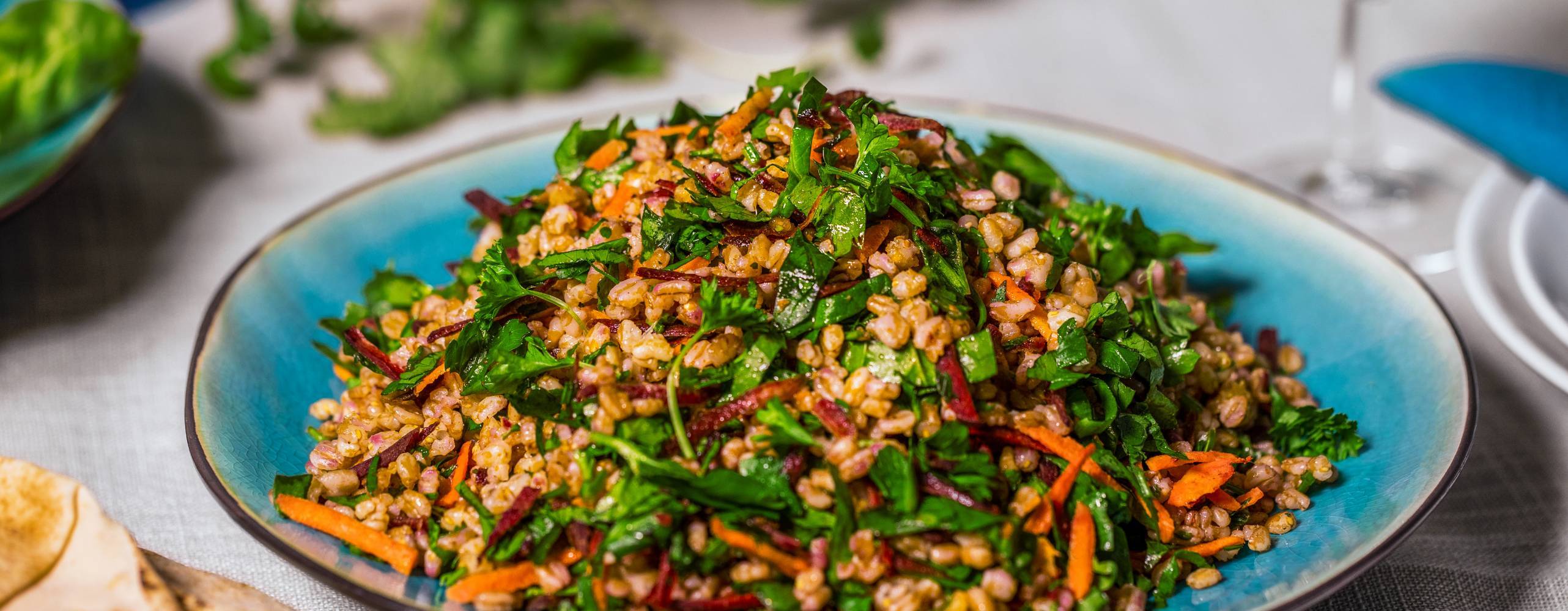 Tabbouleh på en turkos tallrik