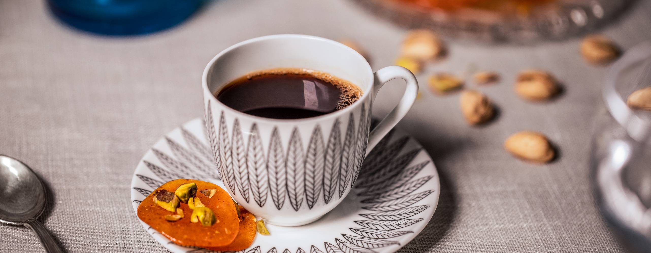 Foto: Melina Reid och Retouch: Linnea Herner Sohan asali godis intill en liten kaffekopp