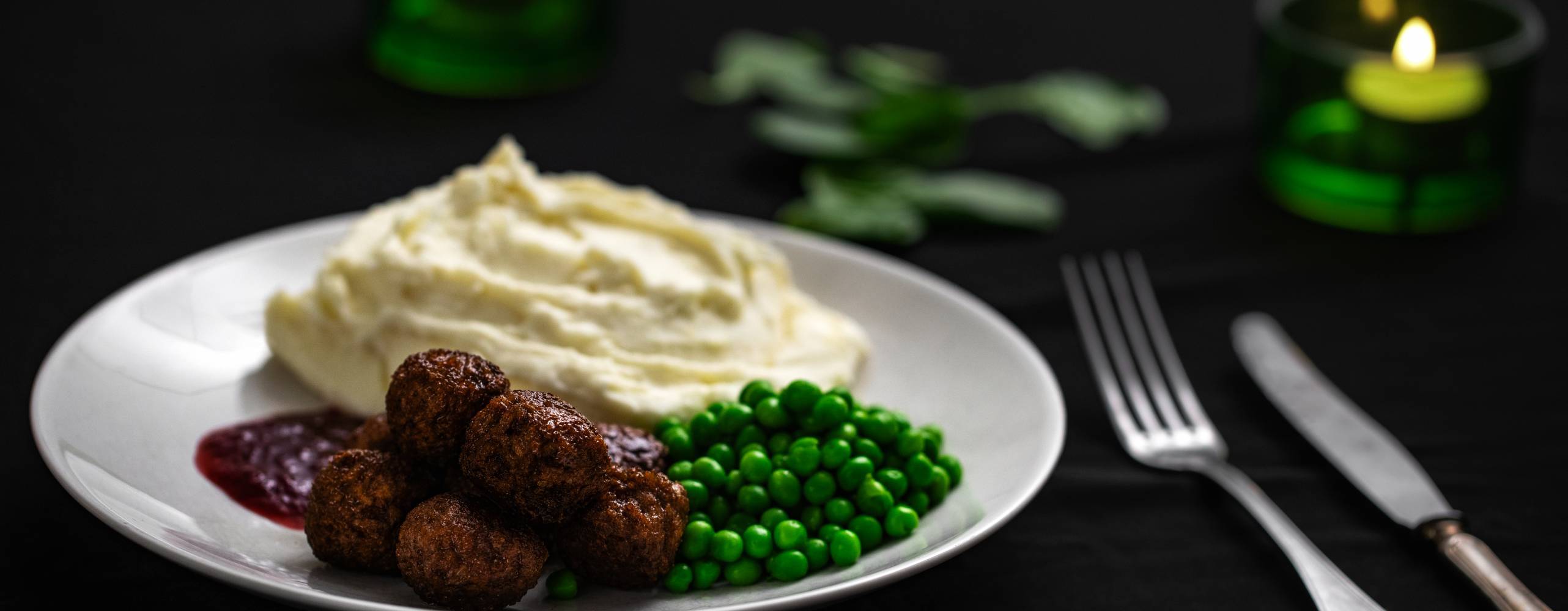 Foto: Melina Reid och Retouch: Linnea Herner veganska köttbullar, potatismos och gröna ärtor på en vit tallrik